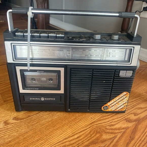 VINTAGE AM/FM Radio Cassette Recorder General Electric Radio Model 3- 5213A